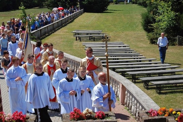 Część uczestników pielgrzymki w drodze do Golgoty Martyrologii Narodu Polskiego