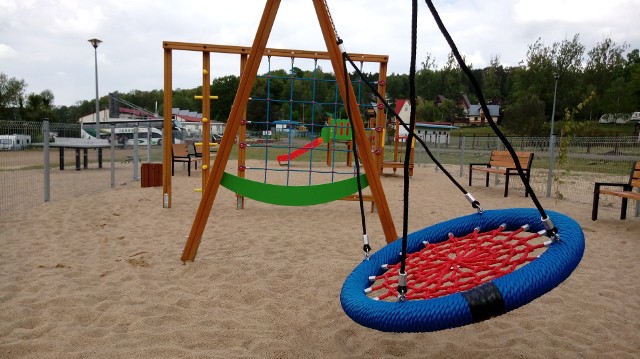 Wioślarz, twister, surfer i orbitrek, do tego stół pingpongowy, no i wypasiony plac zabaw. Sprzęt na plaży kąpieliska w Długiem koło Strzelec Krajeńskich już jest gotowy.Przygotowanie Strefy Aktywności Sportowej - tak się to miejsce nazywa - nie odbyło się bez kłopotów. Gmina musiała nawet prosić Ministerstwo Sportu o wydłużenie terminu, bo na rynku brakowało wykonawców.  Ostatecznie wszystko jest już gotowe. Za 100 tys. zł (ministerstwo dołożyło połowę) powstała siłownia plenerowa (w niej: wioślarz, maszyna do wyciskania, twister, surfer, orbitrek i biegacz), ogrodzony plac zabaw (zjeżdżalnia, pomost, przelotnia łańcuchowa, huśtawka), a także strefa relaksu z kamiennym stołem do ping-ponga, ławkami, ławkami i stojakami na rowery. – Wokół nasadzone zostały iglaste krzewy i dwie brzozy papierowe – informuje Adam Roszak z referatu inwestycji i rozwoju w strzeleckim urzędzie miasta. WIDEO: Tak prezentuje się czwarta czarownica ze Strzelec Krajeńskich