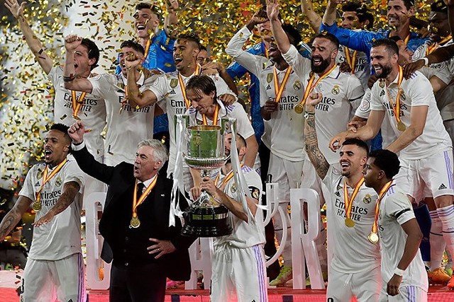 Piłkarze i trener Realu Madryt celebrują zdobycie Pucharu Króla