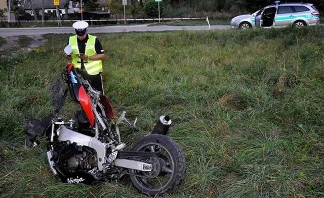 27-latek na motocyklu uderzył w słup trakcji elektrycznej