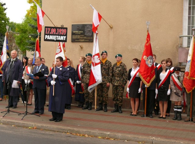 Zgromadzenie przed tablicą poświęconą Henrykowi Kucy, zamordowanemu w Katyniu.