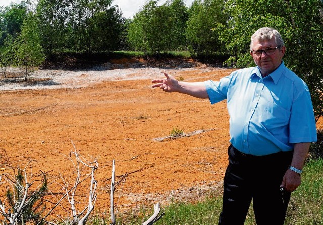 Zygmunt Banaś, mieszkaniec Krzykawki i radny gminy Bolesław, pokazuje jeden z dwóch zbiorników osadowych. Zajmują w sumie ponad dwa hektary, na których od początku lat 90. nic się nie dzieje