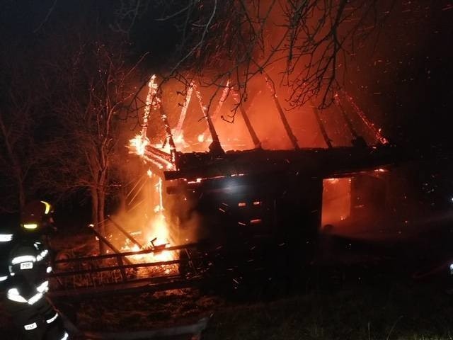 Pożar w Popowicach. Z ogniem walczyło siedem zastępów straży, stodoła spłonęła doszczętnie [ZDJĘCIA]