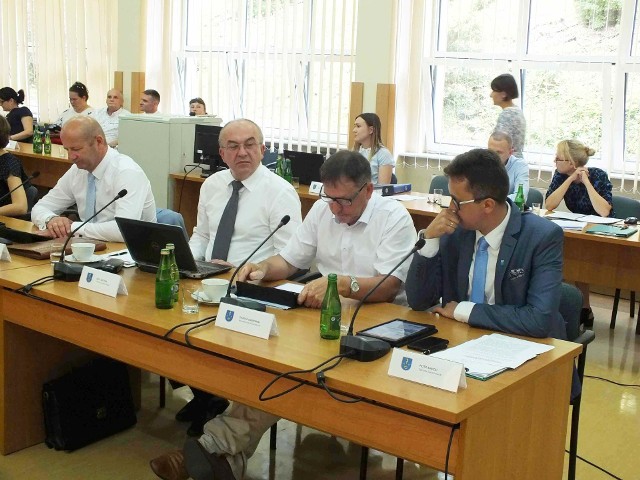 Zarząd Powiatu Starachowickiego otrzymał jednomyślne absolutorium, ale warunkowe wotum zaufania