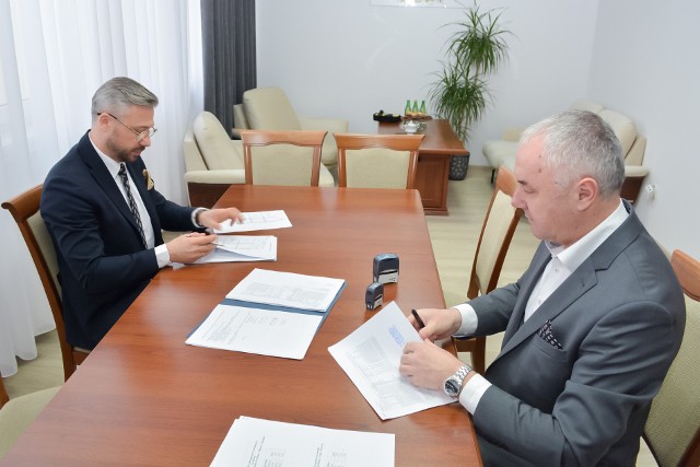 Umowę podpisali: starosta rypiński Jarosław Sochacki (z lewej) i Tomasz Fic, prezes Kujawsko-Pomorskiego Transportu Samochodowego
