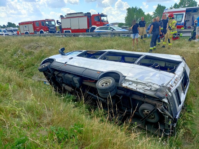 Bus wiozący 15 osób w tym 13 dzieci wjechał nagle do rowu i dachował