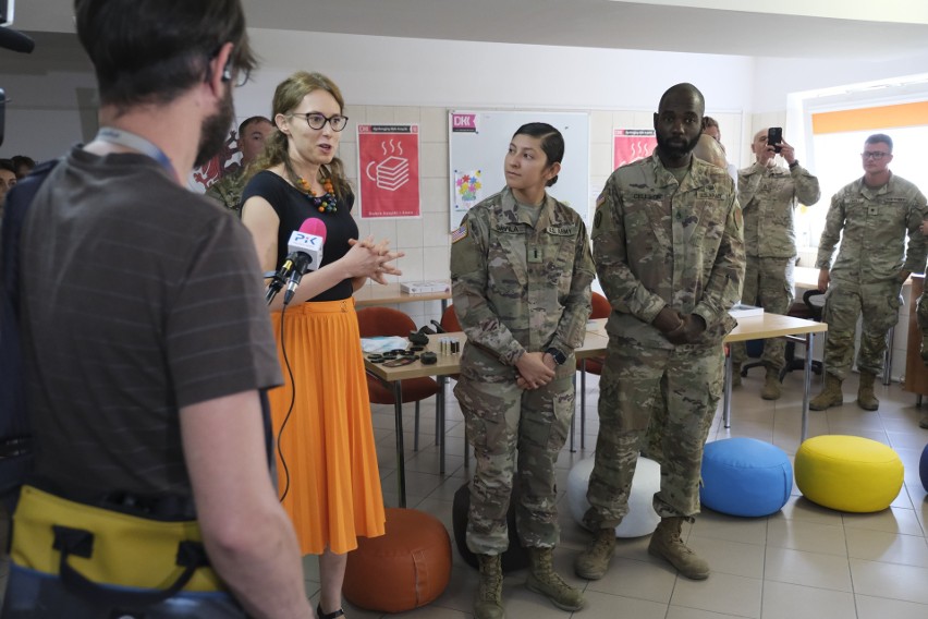 Wizyta amerykańskich żołnierzy w szpitalu dziecięcym w...
