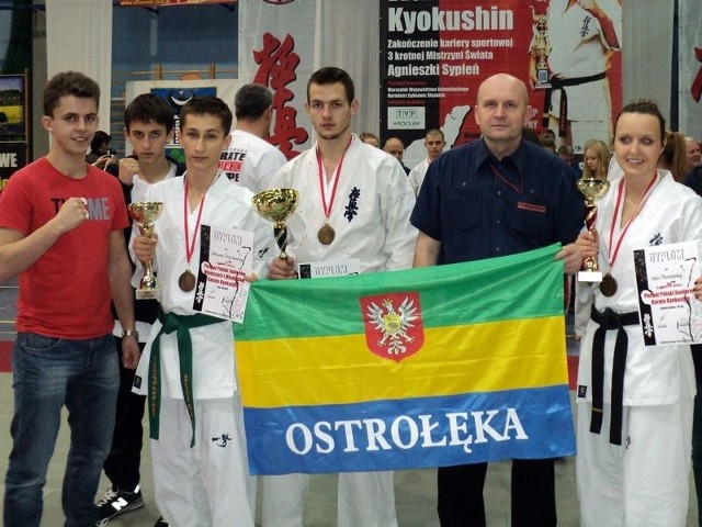 Reprezentacja Ostrołęckiego Klubu Karate Kyokushin w pucharowych zawodach.
