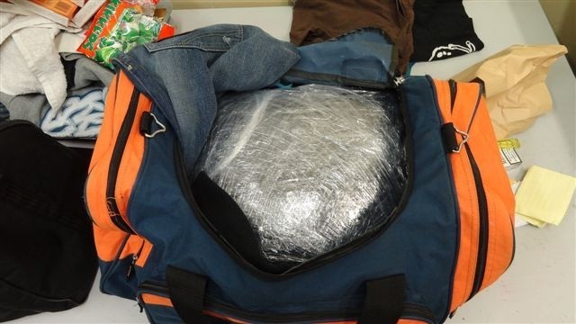 Narkotyki były ukryte w bagażu kuriera, który najwidoczniej liczył, że bez problemy przejedzie przez granicę.