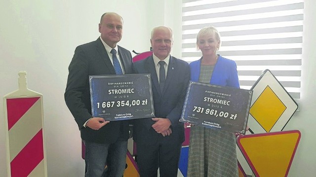 Wójt Stromca Krzysztof Stykowski (w środku) promesy na dotację z rządowego programu budowy dróg odebrał w Radomiu. Na zdjęciu z posłami Anną Kwiecień i Andrzejem Kosztowniakiem.