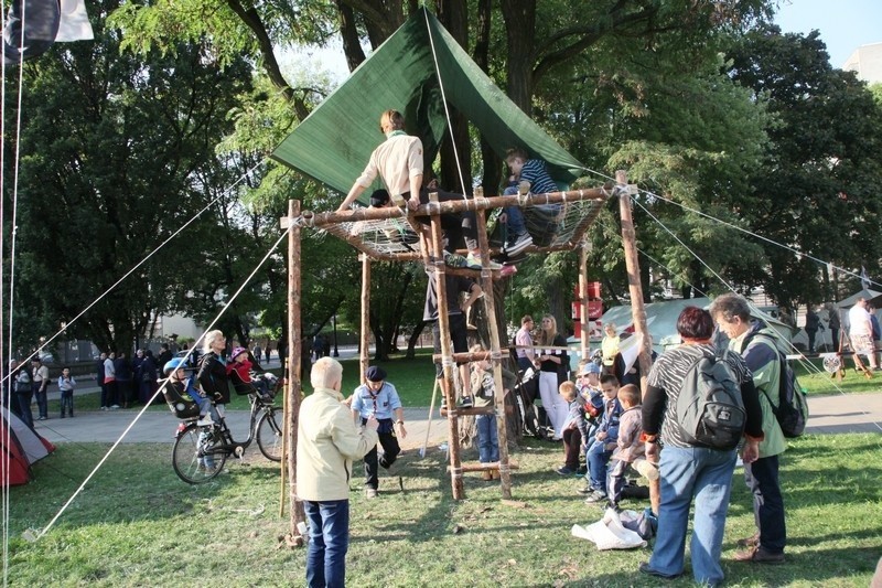 Piknik historyczny przed łódzką katedrą [zdjęcia]