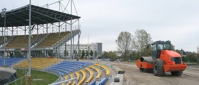 Gorzów - przebudowa stadionu. Praca wre, budowlańcom nie przeszkadza nawet chłód i padający co chwila deszcz.