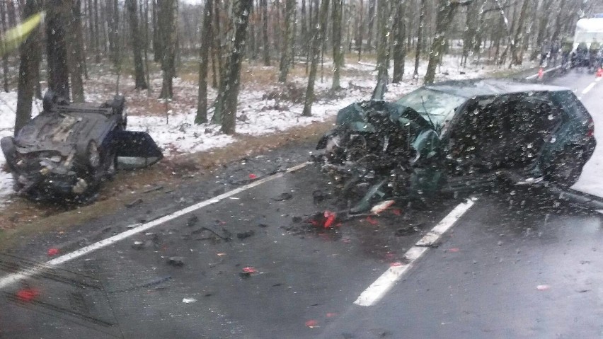 Wypadek na DK11 pod Łomnicą.