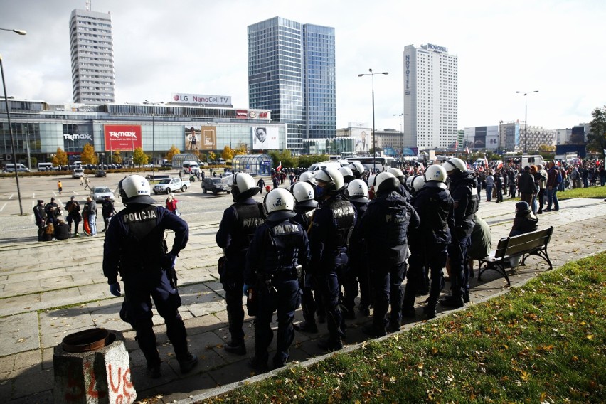 O godz. 12 w centrum Warszawy rozpoczął się protest...