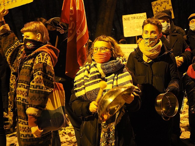 We wtorek na proteście kobiet było głośno! Uczestnicy demonstracji hałasowali uderzając w garnki, patelnie, rondle! Przeszli od placu Zwycięstwa, al. Piłsudskiego, przeszli obok budynku telewizji i skończyli pod biurem PiS. To kolejny dzień protestów, pokazujący, że nie wszyscy poddali się i walka o prawa kobiet trwa. Protesty w całej Polsce ponowie rozpoczęły się po opublikowaniu przez Trybunał Konstytucyjny ustawy zaostrzającej prawo aborcyjne. Po ogłoszeniu wyroku Polska ma dziś jedno z najbardziej restrykcyjnych praw dotyczących aborcji.ZOBACZ ZDJĘCIA >>>>Protest kobiet w Łodzi. Twa walka o prawa kobiet, które chcą decydować o swoim życiu.