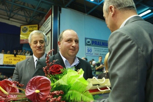 Mirosław Lisztwan przyjmuje gratulacje od Macieja Kobylińskiego - przydenta Słupska i Andrzeja Tardowskiego - prezesa klubu.