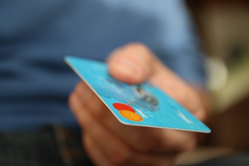 Płatność kartą za granicą. Jaka prowizja za przewalutowanie transakcji kartami MasterCard i Visa wydanymi przez polskie banki