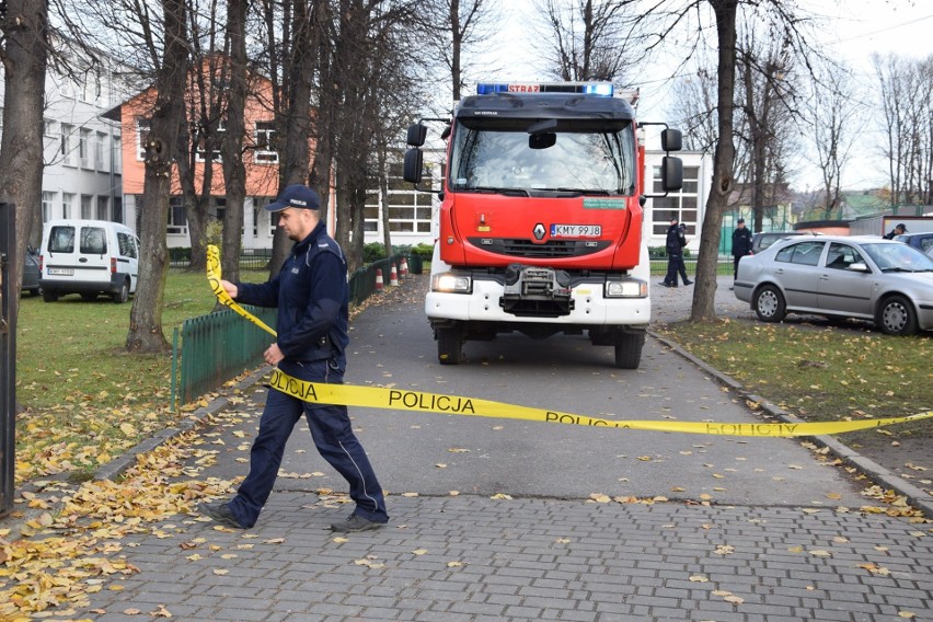 Dobczyce. Bomba w szkole. Na szczęście tylko jako rekwizyt podczas policyjnych ćwiczeń