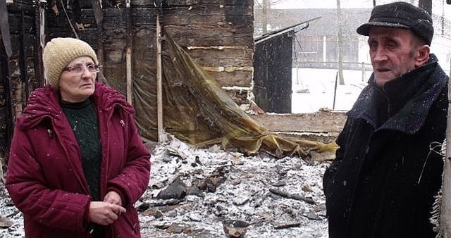 Alicja i Marian Gadomscy z żalem patrzą na pozostałości po swoim domu