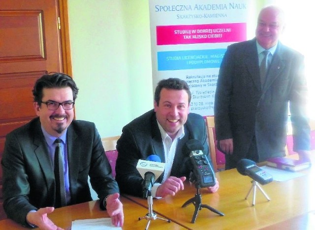 Przedstawiciele Społecznej Akademii Nauk i starosta Jerzy Żmijewski ogłosili otwarcie nowego kierunku na skarżyskiej uczelni.