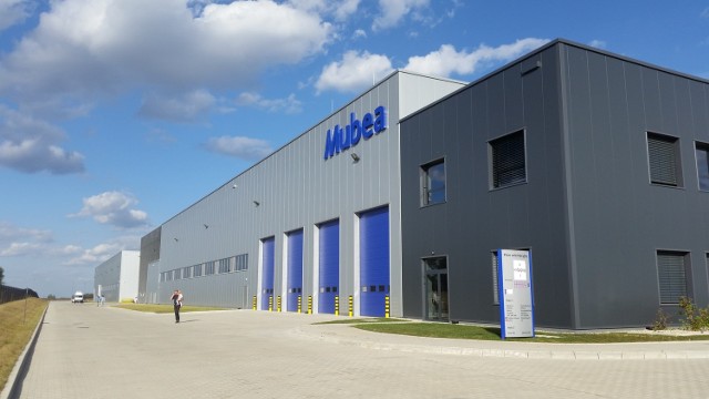 Nowa fabryka działa na terenie strefy gospodarczej gminy Ujazd przy autostradzie A4. Zajmuje się produkcją części samochodowych.