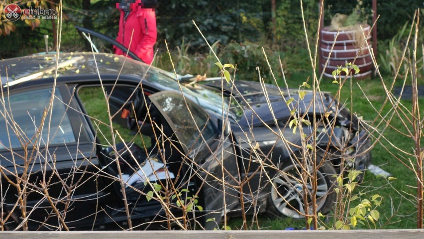 Koszmarny wypadek w Pisarzowicach pod Lubaniem. Kierowcę BMW zabił kołek z płotu!