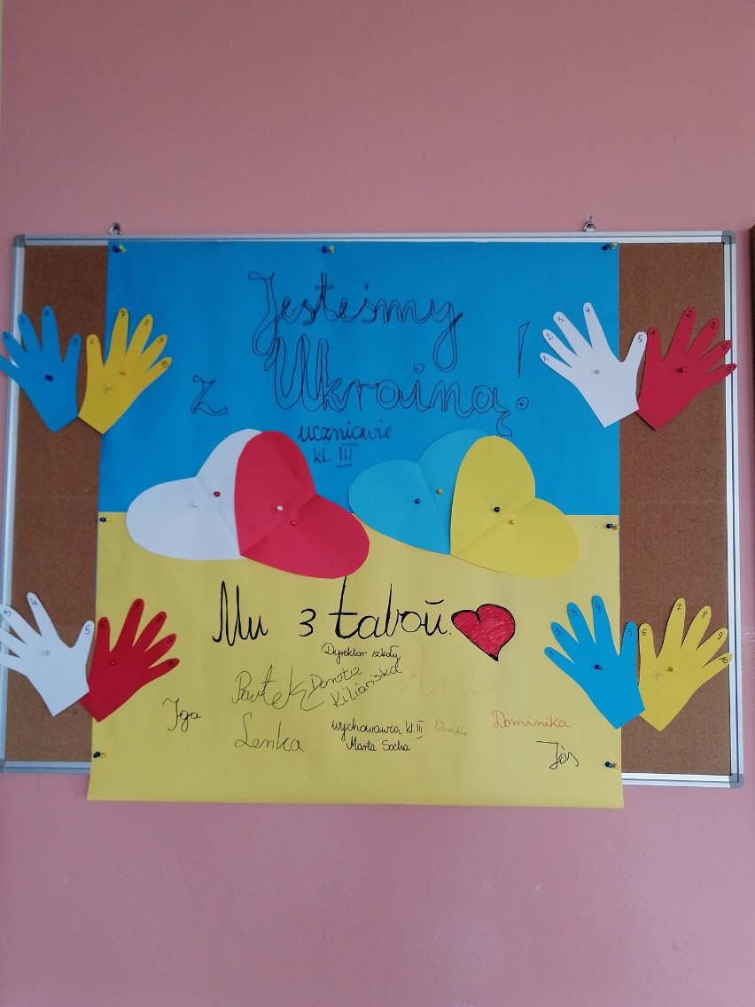 Uczniowie trzeciej klasy ze Szkoły Podstawowej w Obrazowie pamiętają o swoich rówieśnikach z Ukrainy. Wykonali dwujęzyczne laurki [ZDJĘCIA]