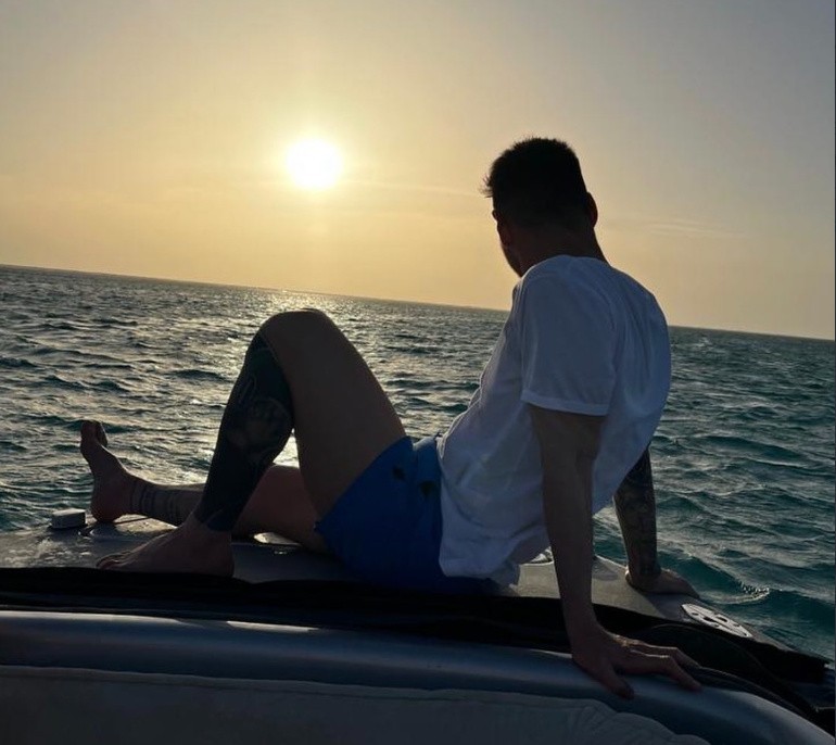 Lionel Messi wpatrujący się w zachód słońca nad Morzem...