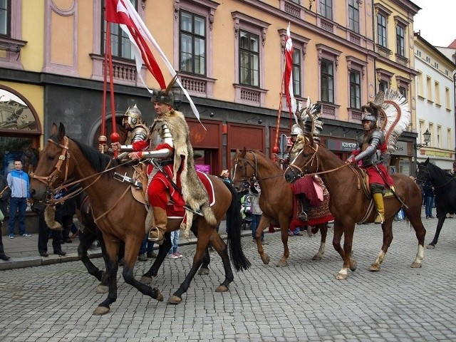 Husaria wraz z Janem III Sobieskim przemaszerowała przez cieszyński rynek.