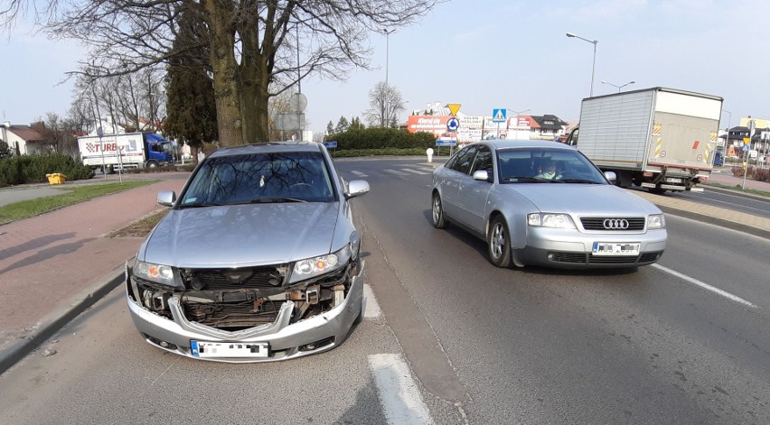 Ostrołęka: Kolizja na rondzie im. Zofii Niedziałkowskiej. Zderzyły się dwa samochody osobowe. Do stłuczki doszło rano 5 kwietnia [ZDJĘCIA]