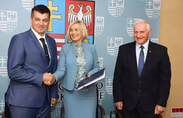Wójt Bogorii Mariusz Adamczyk po podpisaniu umowy z wicemarszałek Renata Janik i członkiem zarządu województwa Markiem Jońcą.