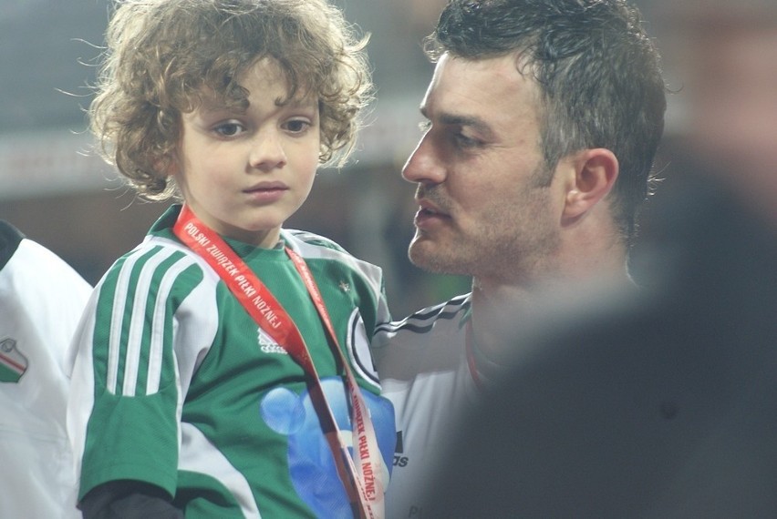 Michał Żewłakow z synem po wygranym finale Pucharu Polski