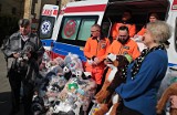 Krakowskie Pogotowie Ratunkowe otrzymało 1,5 tys. maskotek, które będą jeździć w ambulansach [ZDJĘCIA]