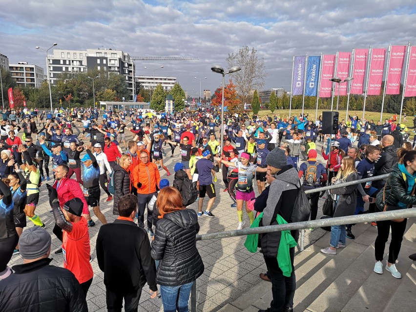 7. Cracovia Półmaraton Królewski. Biegacze opanowali krakowskie ulice. Start przy Tauron Arenie Kraków [ZDJĘCIA] 