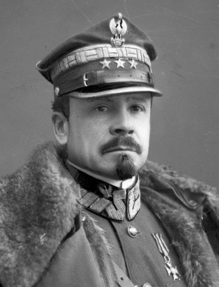 Został dowódcą 5 Dywizji Strzelców Polskich, a następnie II...