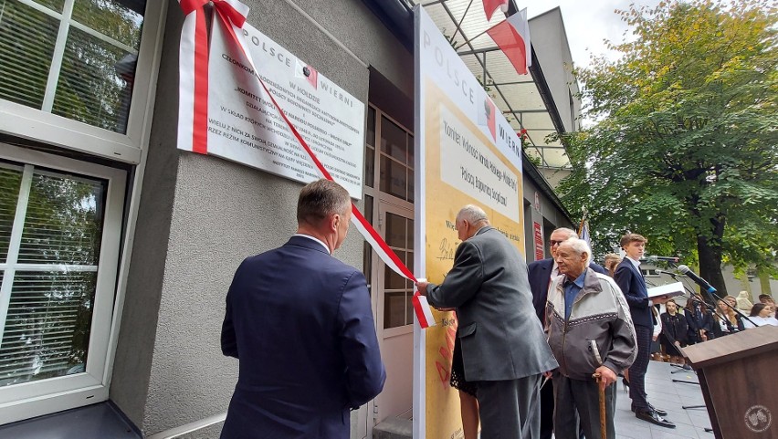 W Siemiatyczach odsłonięto tablice ku pamięci młodzieżówek...