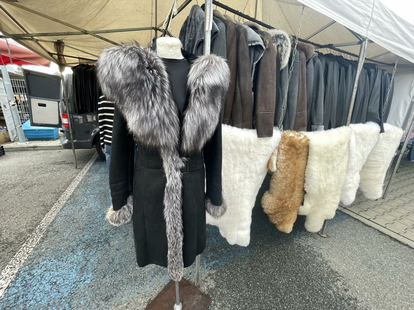 Kożuchy, kurtki, płaszcze, kamizelki - tego szukają mieszkańcy Podkarpacia na targowisku przy Dworaka w Rzeszowie [ZDJĘCIA]