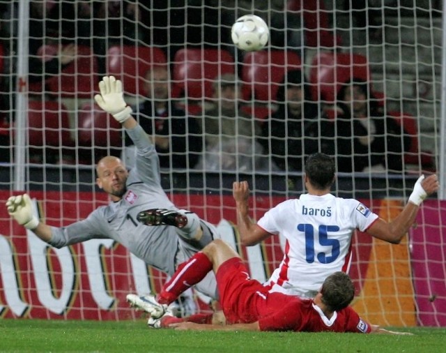 Czech Milan Baros w ataku na bramkę Wojciecha Kowalewskiego podczas meczu w Pradze.