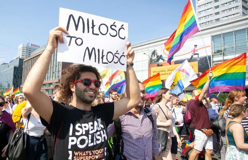 Pride Month 2021. Czym jest Miesiąc Dumy? "Uprzedzenia, przemoc, dyskryminacja i stygmatyzacja osób LGBTQI+ muszą dobiec końca"
