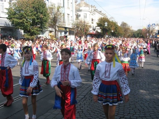 W paradzie w Winnicy wzięli też udział znajomi młodzi artyści zespołu &#8222;Barvinok&#8221;, jaki koncertował w Kurozwękach i Połańcu, w czerwcu 2009 roku, przy okazji &#8222;Dni Ukrainy w Powiecie Staszowskim&#8221;.