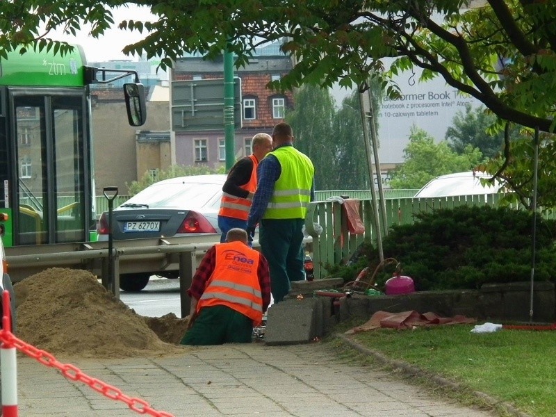 Wciąż nie wiadomo co było przyczyną wybuchu pod chodnikiem....