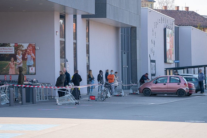 Nowy Sącz. Nowe rządowe obostrzenia sprawiły, że pod sklepami ustawiają się kolejki [ZDJECIA]