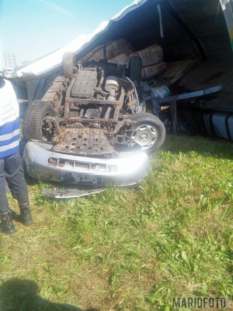 Kolizja na autostradzie A4. Ciężarówka i osobówka w rowie