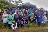 Mimo intensywnego deszczu i wiatru na Łyżkę w Beskidzie Wyspowym wspięło się blisko 200 turystów
