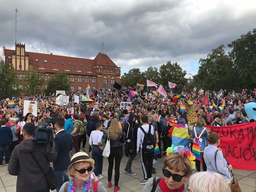 Wydarzenia na Placu Solidarności. Ruszył I Marsz Równości w Szczecinie [ZDJĘCIA, WIDEO]