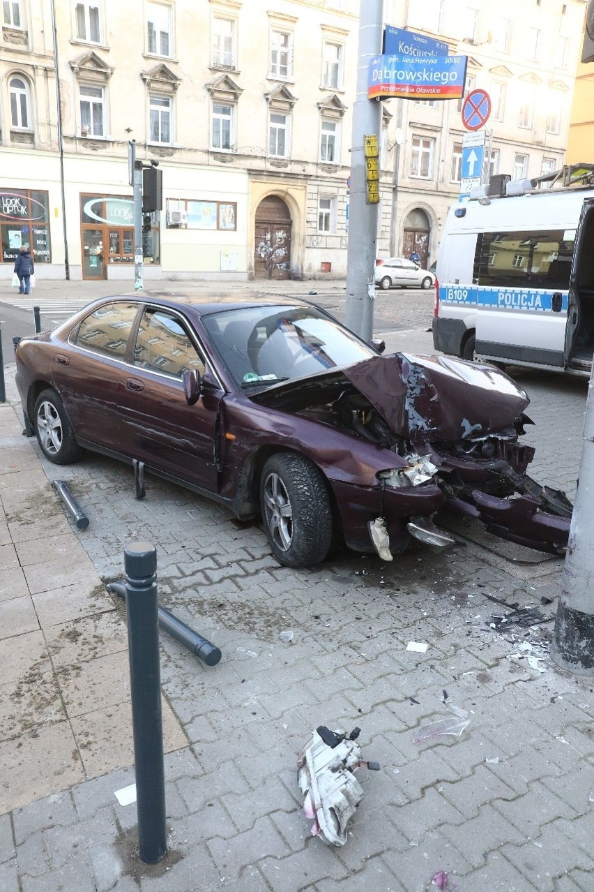 Pijany kierowca mazdy uderzył w ciężarówkę, dwa samochody osobowe i latarnię. Później zaczął uciekać