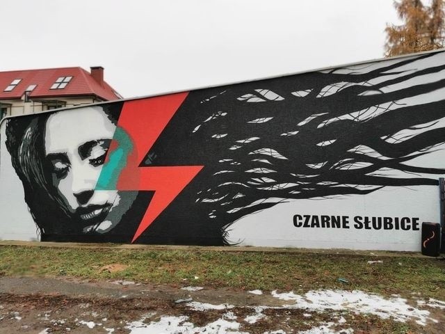 Nowy mural w Słubicach ma upamiętnić Strajki Kobiet. Artyści z grupy Art Garage chcieli w ten sposób pokazać, że są solidarni z kobietami.