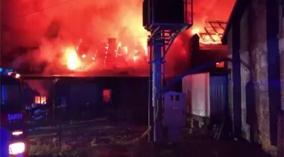 Ogromny pożar w zakładzie obuwniczym w Izdebniku. Strażacy walczą z żywiołem [ZDJĘCIA]