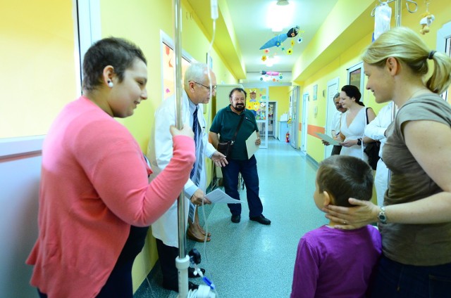 Słynny bułgarski tenor Kałudi Kałudow odwiedził w czwartek małych pacjentów w Klinice Onkologii, Hematologii i Transplantologii Pediatrycznej Uniwersytetu Medycznego w Poznaniu.