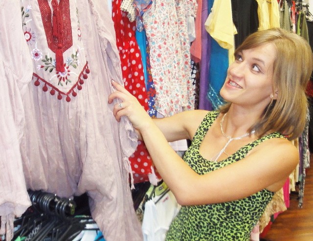 - Czasem trudno znaleźć konkretną rzecz. Klienci odwieszają je w różne miejsca, po całym sklepie - mówi Agnieszka Strzelecka, kierownik Fashion Center przy ulicy Toruńskiej.